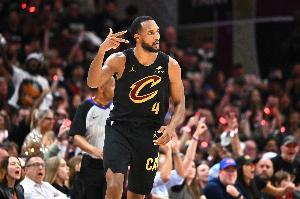 星空体育官网-不止做DPOY！队记：莫布里今夏提升了跳投技术 控球&amp;终结也有增强