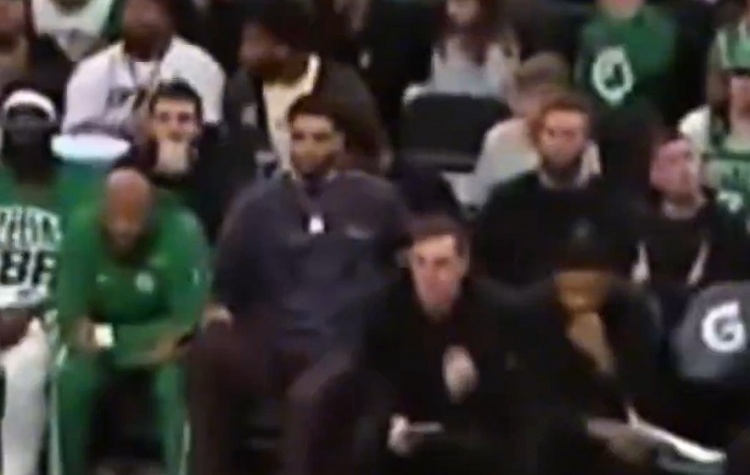 星空体育官方入口-医学奇迹！普理查德惨遭骑扣 塔图姆被迫膝跳反应😂