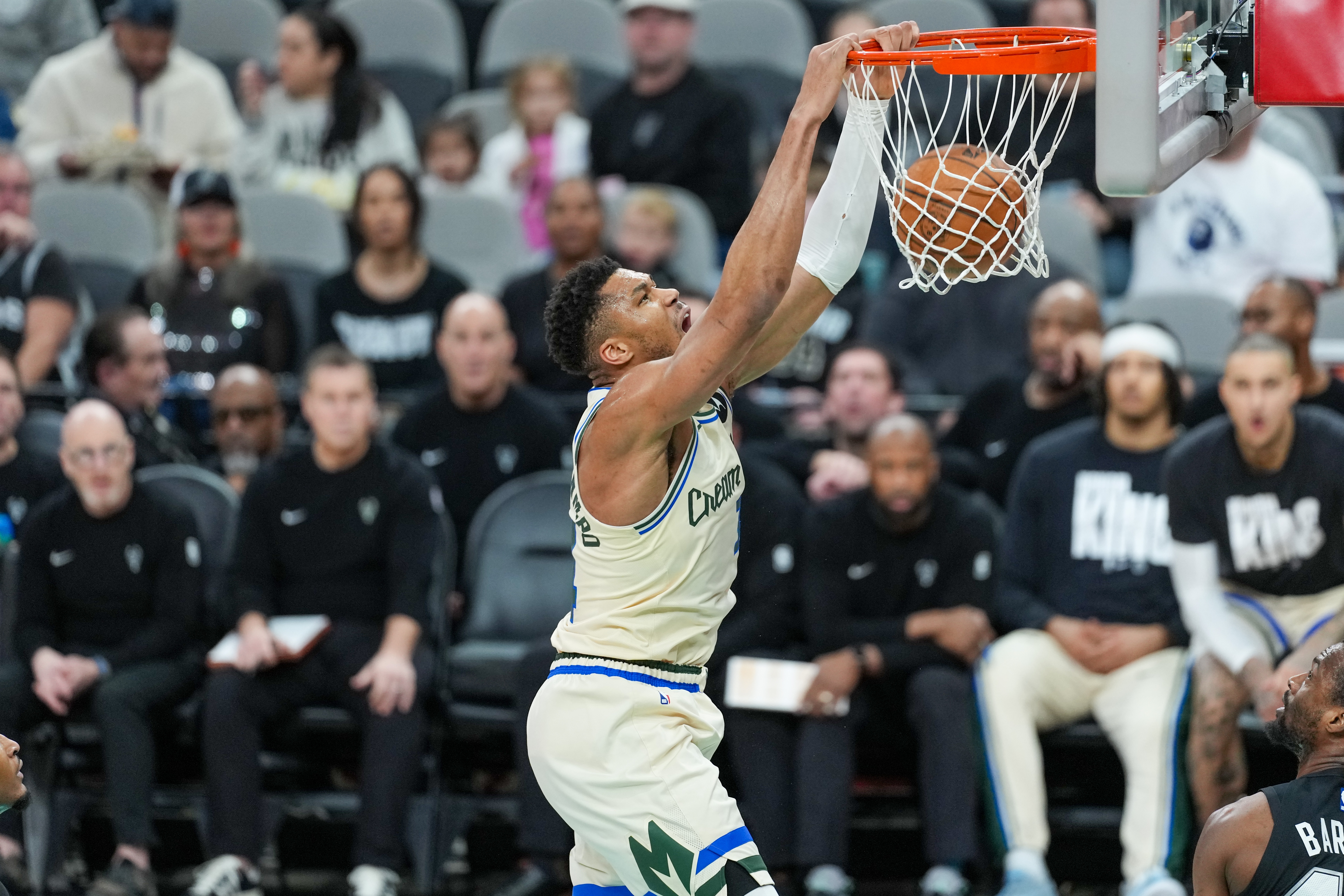 星空体育官方入口-TA记者：雄鹿管理层从未真正与字母哥追求者进行过反报价谈判